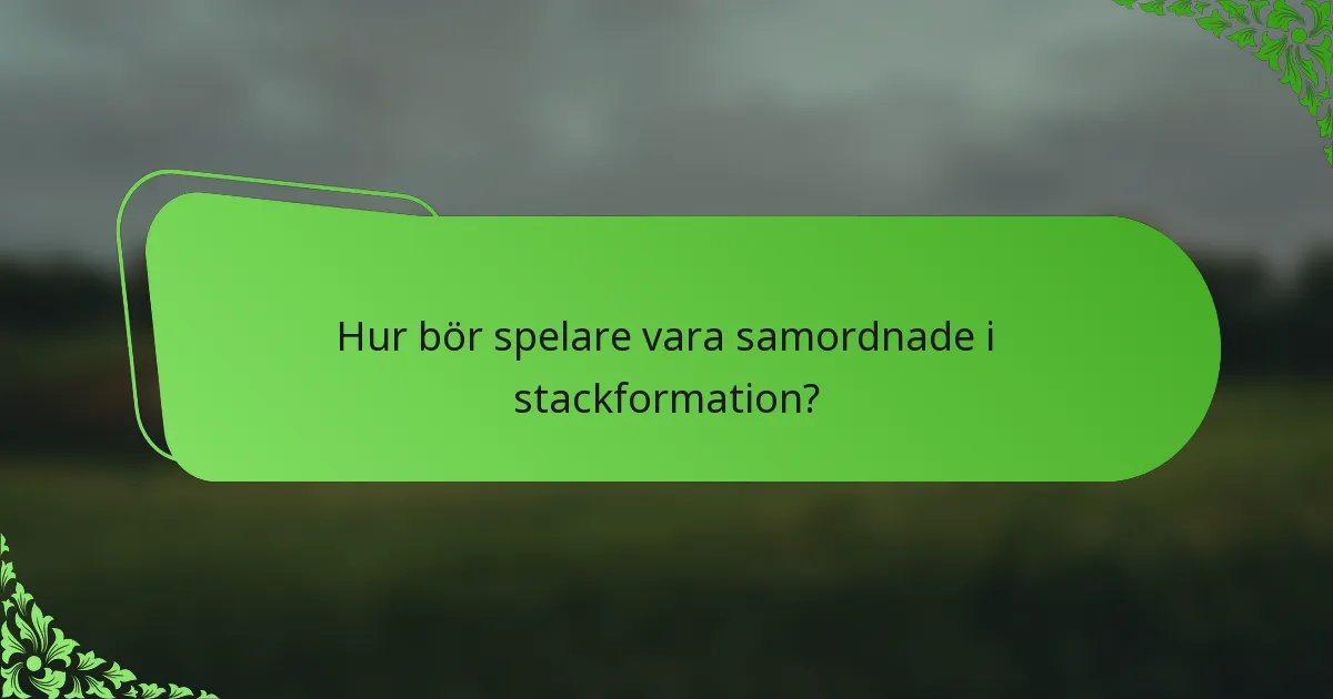 Hur bör spelare vara samordnade i stackformation?
